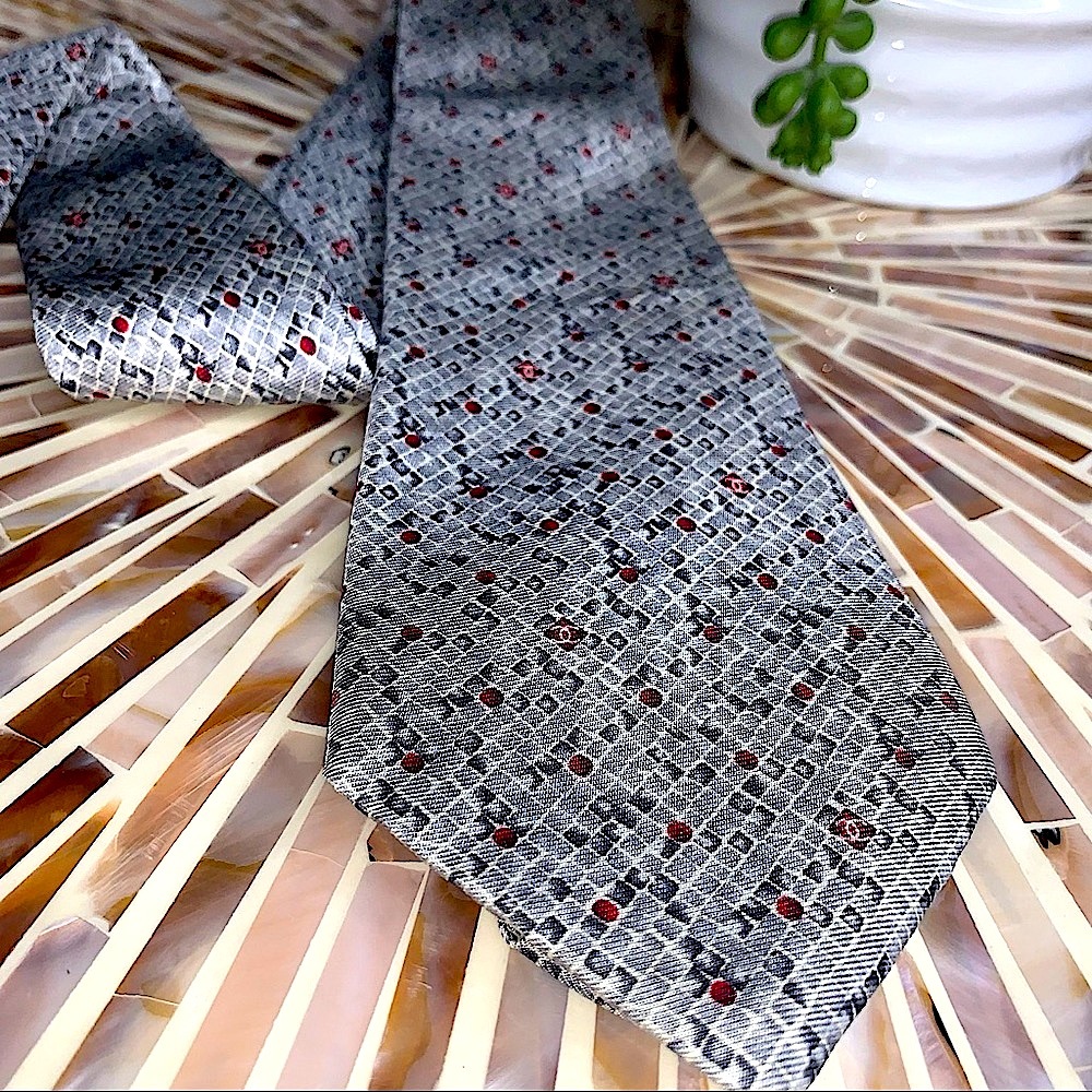 ꧁༒☬𝓡𝓮𝓼𝓮𝓻𝓿𝓮𝓭☬༒꧂
Please do not purchase! CHANEL SILVER 100% SILK LOGO TIE - Picture 5 of 15